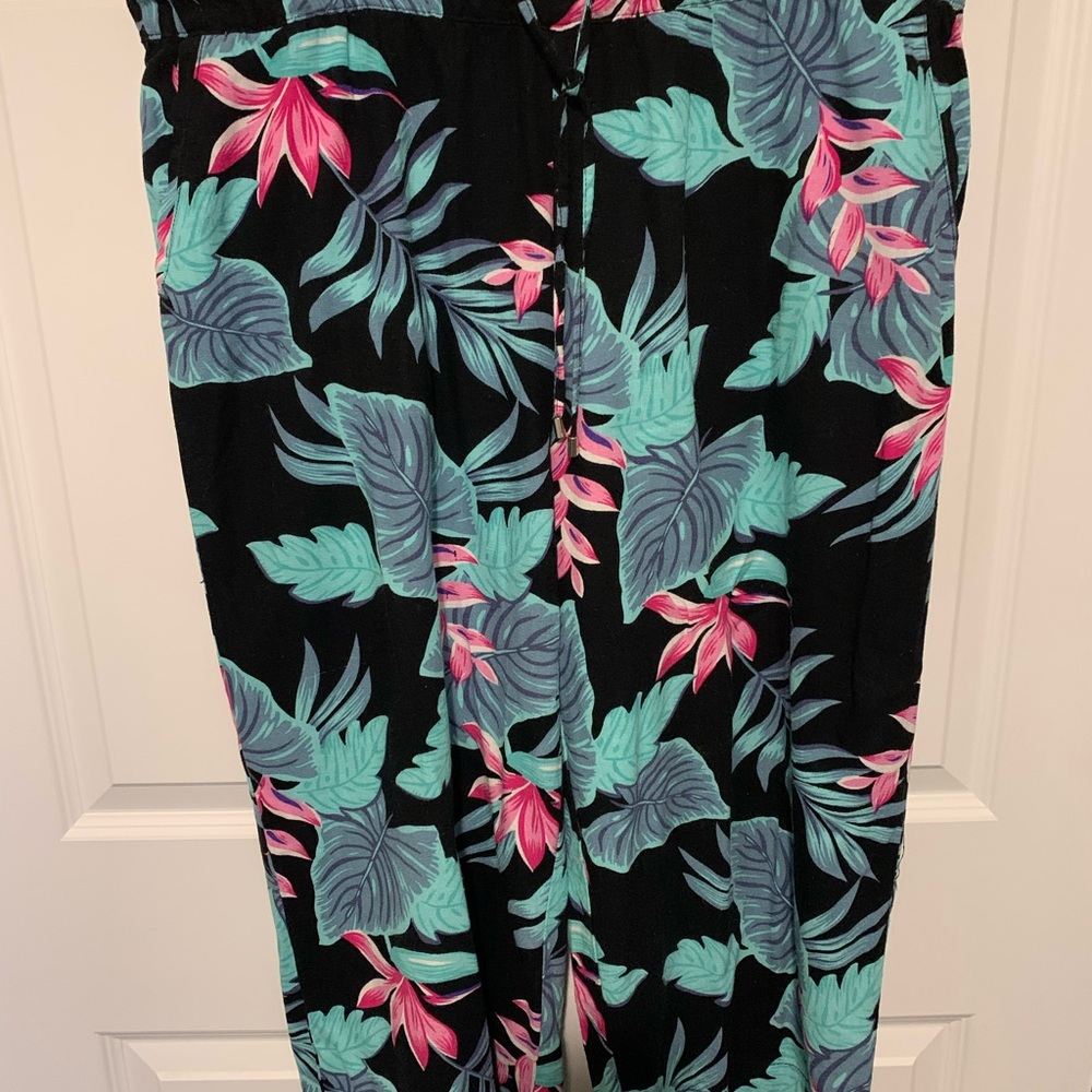 Like new linen/rayon crops. Pockets on each side.